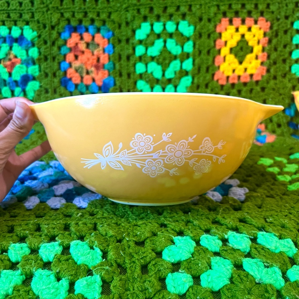 Vintage yellow gold pyrex mixing bowl